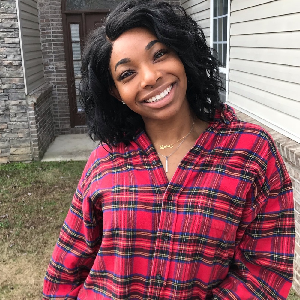 Meet your Posher, Akia